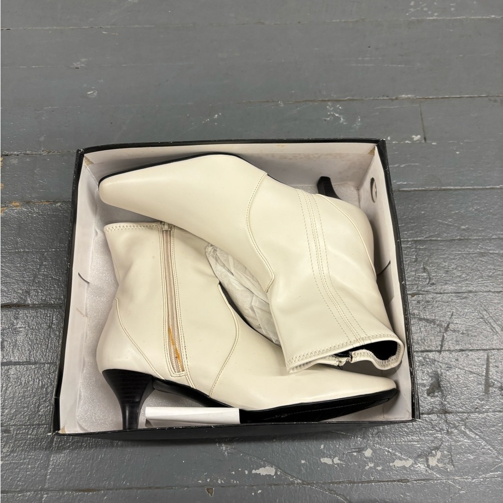 Apostrophe heel boots